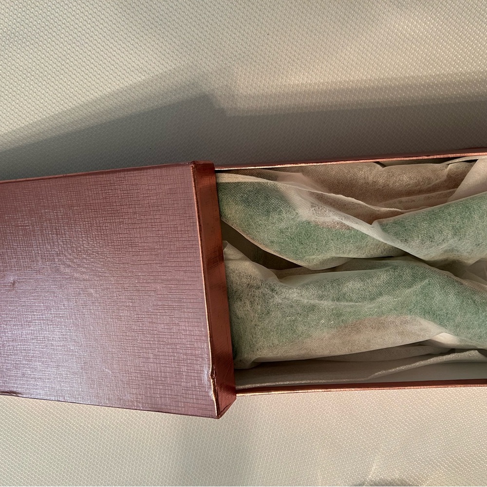 New Never Worn Green Women's Pumps - Picture 4 of 6